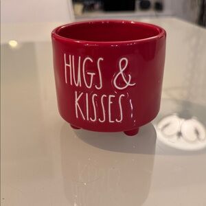 Rae Dunn 'Hugs & Kisses' Planter